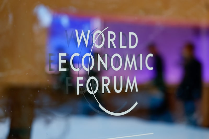 El logotipo del Foro Económico Mundial (FEM) en una ventana del Centro de Congresos antes del Foro Económico Mundial (FEM) en Davos, Suiza, el domingo 15 de enero de 2023. El logotipo del Foro Económico Mundial (FEM) en una ventana del Centro de Congresos antes del Foro Económico Mundial (FEM) en Davos, Suiza, el domingo 15 de enero de 2023.