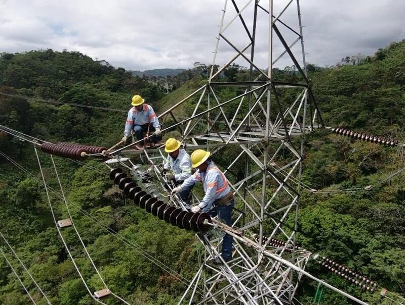 Técnicos de la estatal eléctrica en labores rutinarias de mantenimiento. Técnicos de la estatal eléctrica en labores rutinarias de mantenimiento.