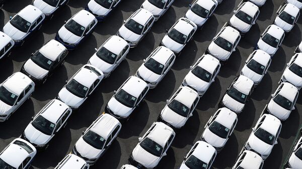 Miles de autos, incluyendo modelos Audi y Porsche, a la deriva en buque en llamas Miles de autos, incluyendo modelos Audi y Porsche, a la deriva en buque en llamas