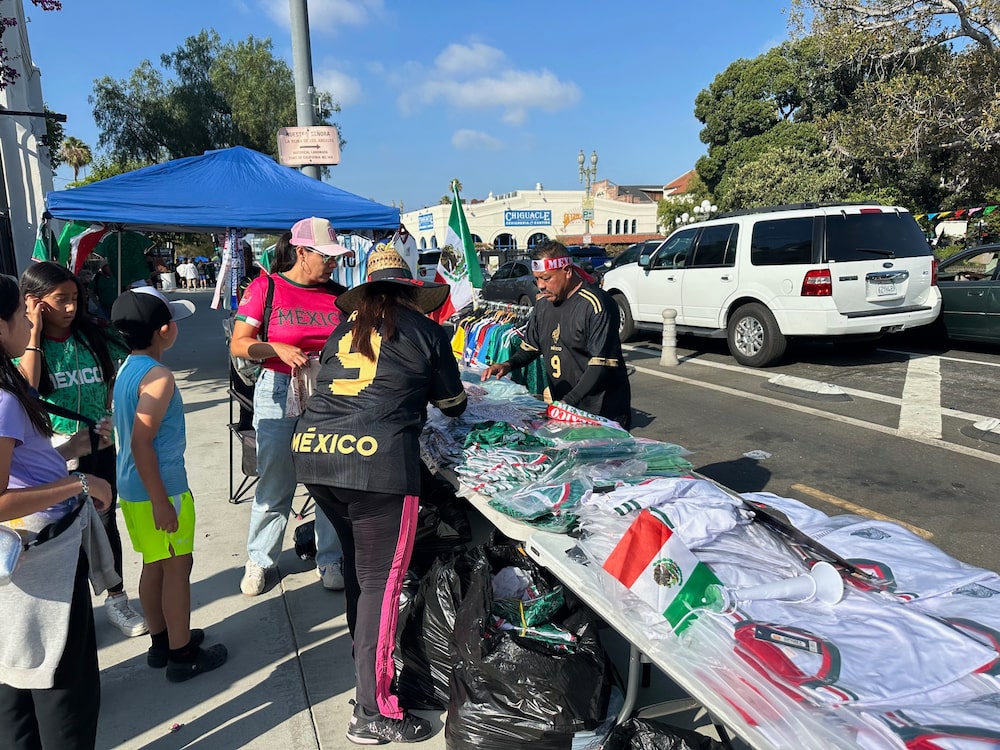 Varios vendedores ambulantes venden camisetas de la selección mexicana durante la proyección de los partidos de México en el Mundial en Casa México. Varios vendedores ambulantes venden camisetas de la selección mexicana durante la proyección de los partidos de México en el Mundial en Casa México.