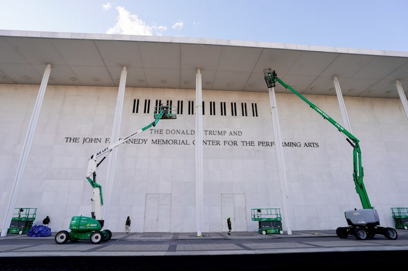 Los trabajadores colocan carteles con el nombre del presidente estadounidense Donald Trump en la fachada del Kennedy Center en Washington D. C., el 19 de diciembre.
Fotógrafo: Al Drago/Bloomberg Los trabajadores colocan carteles con el nombre del presidente estadounidense Donald Trump en la fachada del Kennedy Center en Washington D. C., el 19 de diciembre.
Fotógrafo: Al Drago/Bloomberg