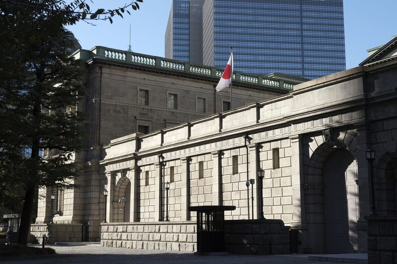 Bandera japonesa en la entrada principal de la sede del Banco de Japón (BOJ) en Tokio, Japón, el martes 14 de noviembre de 2023. Bandera japonesa en la entrada principal de la sede del Banco de Japón (BOJ) en Tokio, Japón, el martes 14 de noviembre de 2023.