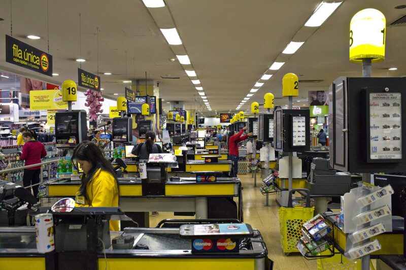 Empleados en las cajas registradoras dentro de una tienda de Almacenes Éxito SA en Bogotá, Colombia, el jueves 20 de abril de 2017. Empleados en las cajas registradoras dentro de una tienda de Almacenes Éxito SA en Bogotá, Colombia, el jueves 20 de abril de 2017.