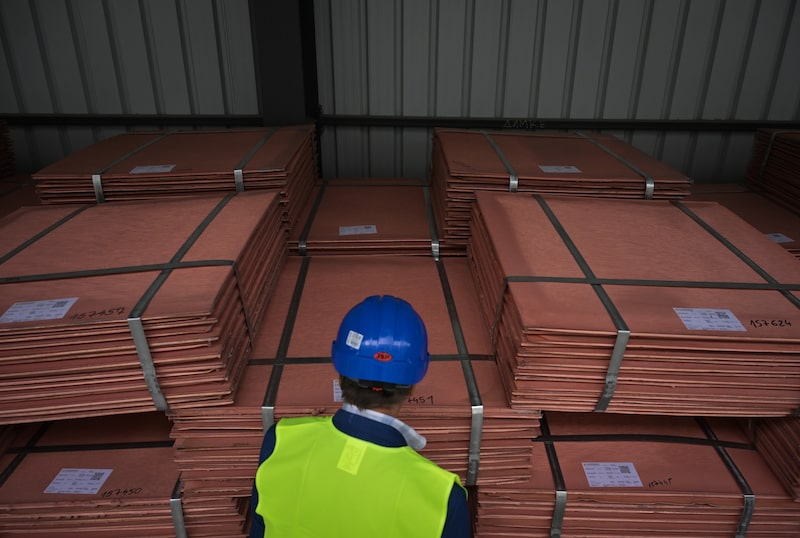 Láminas de cátodos de cobre en la planta de fundición de cobre de Zijin Mining Group Co. Ltd. en Bor, Serbia. Fotógrafo: Oliver Bunic/Bloomberg. Láminas de cátodos de cobre en la planta de fundición de cobre de Zijin Mining Group Co. Ltd. en Bor, Serbia. Fotógrafo: Oliver Bunic/Bloomberg.