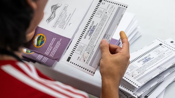 Jueza federal impide al Servicio Postal aplicar nuevas reglas al voto por correo en EE.UU. Jueza federal impide al Servicio Postal aplicar nuevas reglas al voto por correo en EE.UU.