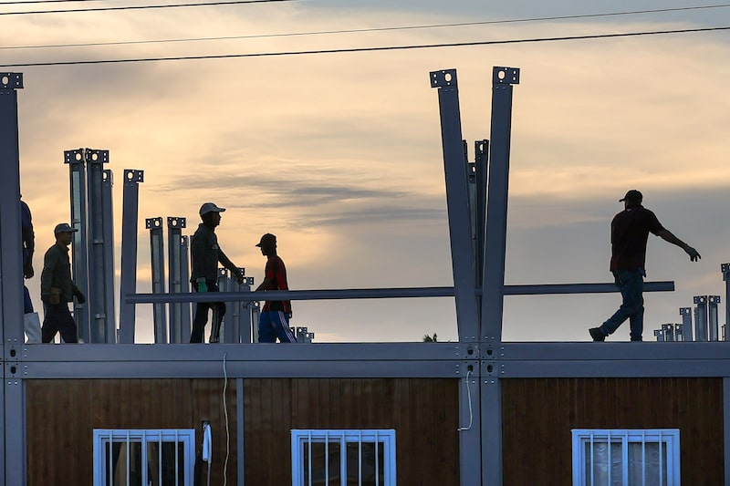 Obreros de la construcción en un sitio donde se construye una escuela prefabricada en el barrio de Subryanville en Georgetown, Guyana. Fotógrafo: Yancey Haywood/Bloomberg. Obreros de la construcción en un sitio donde se construye una escuela prefabricada en el barrio de Subryanville en Georgetown, Guyana. Fotógrafo: Yancey Haywood/Bloomberg.