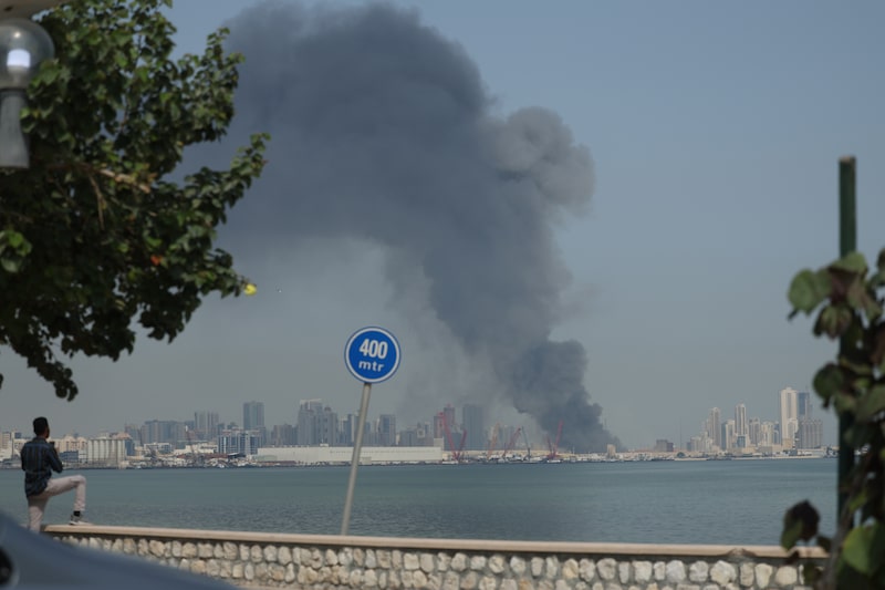 Fumaça sobe após o Irã realizar um ataque com mísseis contra o quartel-general principal da 5ª Frota da Marinha dos EUA, em Manama, em Bahrein (Foto: Stringer/Anadolu via Getty Images Fumaça sobe após o Irã realizar um ataque com mísseis contra o quartel-general principal da 5ª Frota da Marinha dos EUA, em Manama, em Bahrein (Foto: Stringer/Anadolu via Getty Images