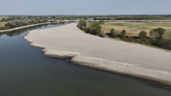 Rio Pó é o motor da economia da Itália. Seca histórica coloca agro e indústria em alerta Rio Pó é o motor da economia da Itália. Seca histórica coloca agro e indústria em alerta