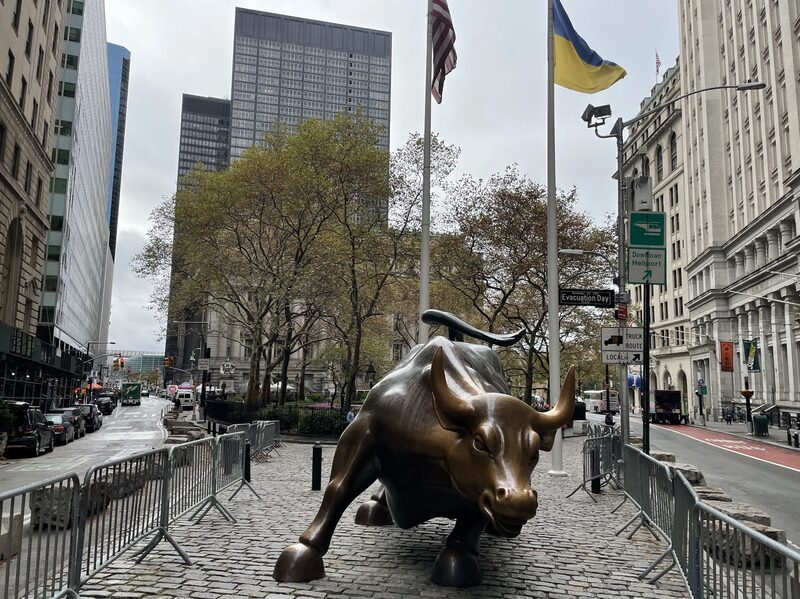 Estátua que representa o Bull Market perto de Wall Street, em Nova York: Nasdaq 100 subiu 34% desde o fim do ano passado (Foto: Marcelo Sakate/Bloomberg Línea) Estátua que representa o Bull Market perto de Wall Street, em Nova York: Nasdaq 100 subiu 34% desde o fim do ano passado (Foto: Marcelo Sakate/Bloomberg Línea)