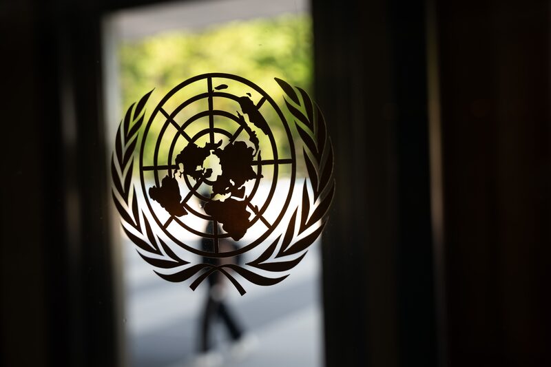 El logotipo de las Naciones Unidas (ONU) se ve en la sede el 9 de septiembre de 2025. Foto de Spencer Platt/Getty Images.  El logotipo de las Naciones Unidas (ONU) se ve en la sede el 9 de septiembre de 2025. Foto de Spencer Platt/Getty Images.
