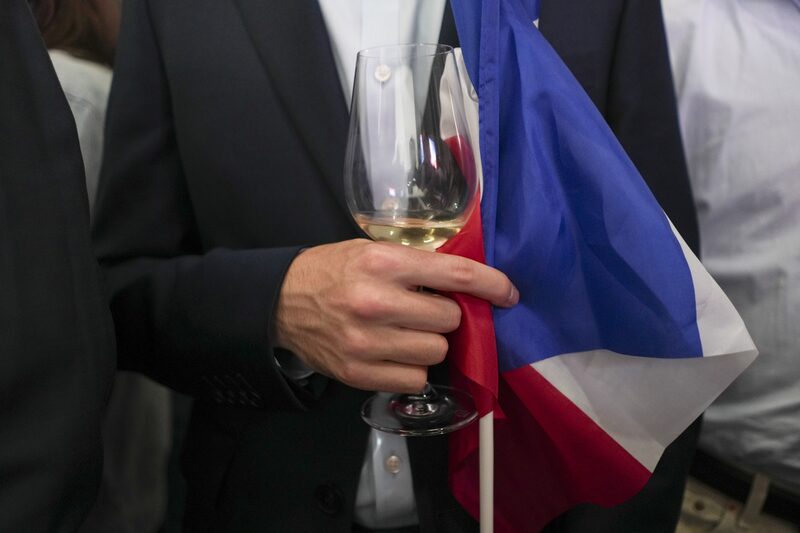 El euro cayó en las primeras operaciones después de que las proyecciones iniciales mostraran que una coalición de izquierdas iba a ganar las elecciones legislativas francesas El euro cayó en las primeras operaciones después de que las proyecciones iniciales mostraran que una coalición de izquierdas iba a ganar las elecciones legislativas francesas