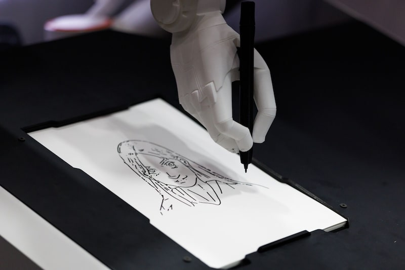 Un robot con inteligencia artificial dibuja un retrato. Un robot con inteligencia artificial dibuja un retrato.