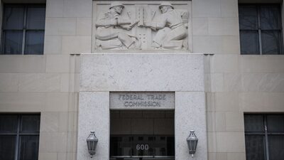 Trump pide a la Corte Suprema autorización para despedir a comisionado de la FTC Trump pide a la Corte Suprema autorización para despedir a comisionado de la FTC
