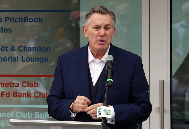 Tim Leiweke pronuncia unas palabras durante la ceremonia de inauguración previa a la noche de estreno de mañana de la nueva franquicia de hockey de la NHL, los Seattle Kraken, en el Climate Pledge Arena, el 22 de octubre de 2021 en Seattle, Washington. Tim Leiweke pronuncia unas palabras durante la ceremonia de inauguración previa a la noche de estreno de mañana de la nueva franquicia de hockey de la NHL, los Seattle Kraken, en el Climate Pledge Arena, el 22 de octubre de 2021 en Seattle, Washington.