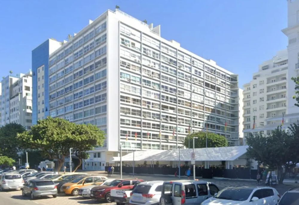 Edifício Chopin, à esquerda, e o Copacabana Palace, à direita, na Avenida Atlântica. Inaugurado em 1956, o prédio modernista tem 12 andares e 66 unidades. Edifício Chopin, à esquerda, e o Copacabana Palace, à direita, na Avenida Atlântica. Inaugurado em 1956, o prédio modernista tem 12 andares e 66 unidades.