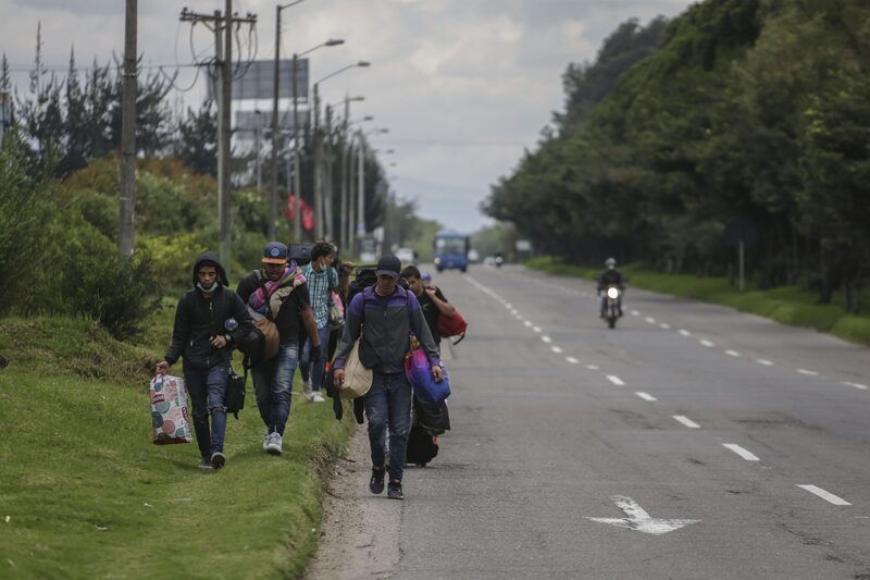 Migrantes venezolanos caminan al costado de una carretera en su camino de regreso a Venezuela en Bogotá, Colombia, el viernes 3 de abril de 2020. Migrantes venezolanos caminan al costado de una carretera en su camino de regreso a Venezuela en Bogotá, Colombia, el viernes 3 de abril de 2020.
