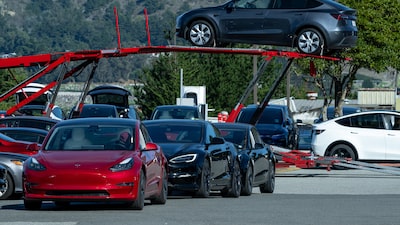 Embarques da Tesla na China caem 7% em 2025 e reforçam desafios da concorrência Embarques da Tesla na China caem 7% em 2025 e reforçam desafios da concorrência