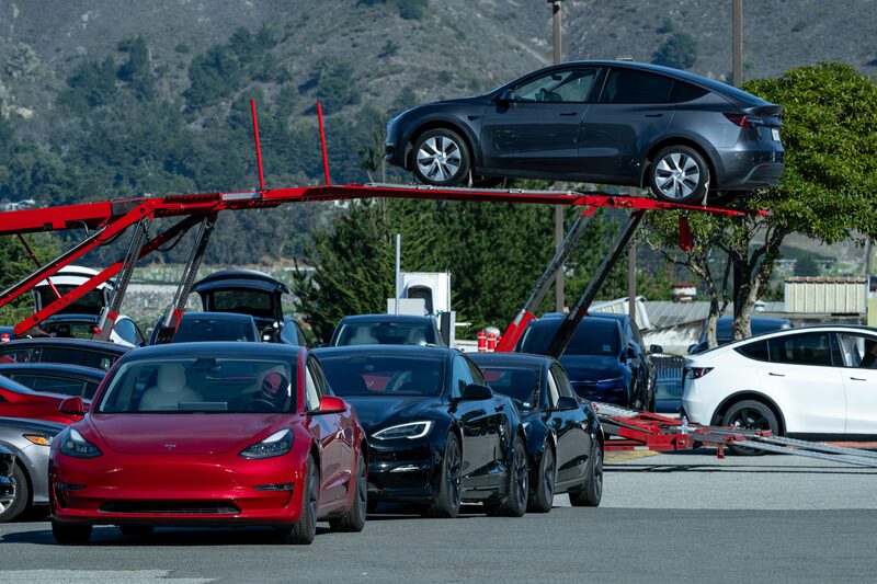 Tesla se enfrenta a una suspensión de ventas en California a menos que cambie su estrategia de marketing. Tesla se enfrenta a una suspensión de ventas en California a menos que cambie su estrategia de marketing.