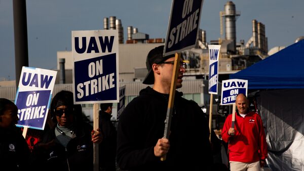 UAW expandirá huelga contra GM y Stellantis; Ford será exceptuado UAW expandirá huelga contra GM y Stellantis; Ford será exceptuado