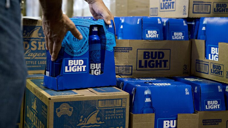 VP de marketing da Bud Light tira licença após polêmica com influenciadora trans VP de marketing da Bud Light tira licença após polêmica com influenciadora trans
