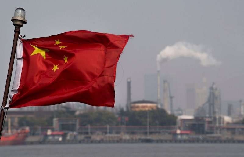 Una bandera china ondea frente a la refinería de la empresa Shanghai Gaoqiao en Shanghái. Una bandera china ondea frente a la refinería de la empresa Shanghai Gaoqiao en Shanghái.