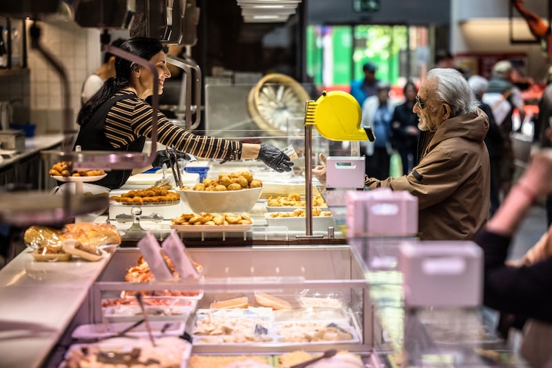 Clientes fazem compras em supermercado Clientes fazem compras em supermercado