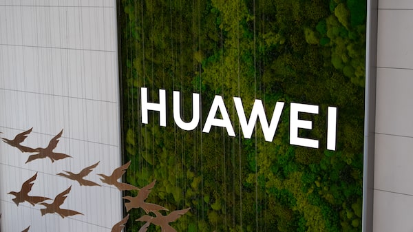 Huawei lanza un nuevo teléfono plegable mientras crece la competencia con Apple en China Huawei lanza un nuevo teléfono plegable mientras crece la competencia con Apple en China