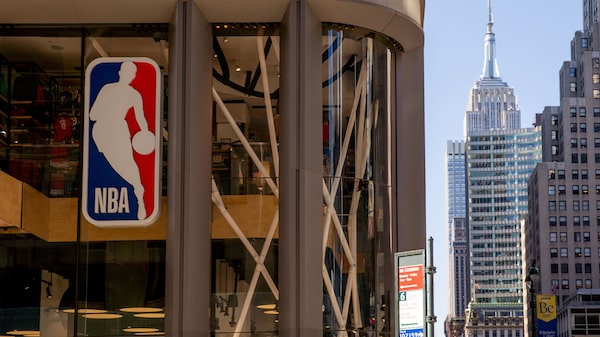 NBA fecha acordo recorde de US$ 76 bi em onze anos por direitos de transmissão NBA fecha acordo recorde de US$ 76 bi em onze anos por direitos de transmissão