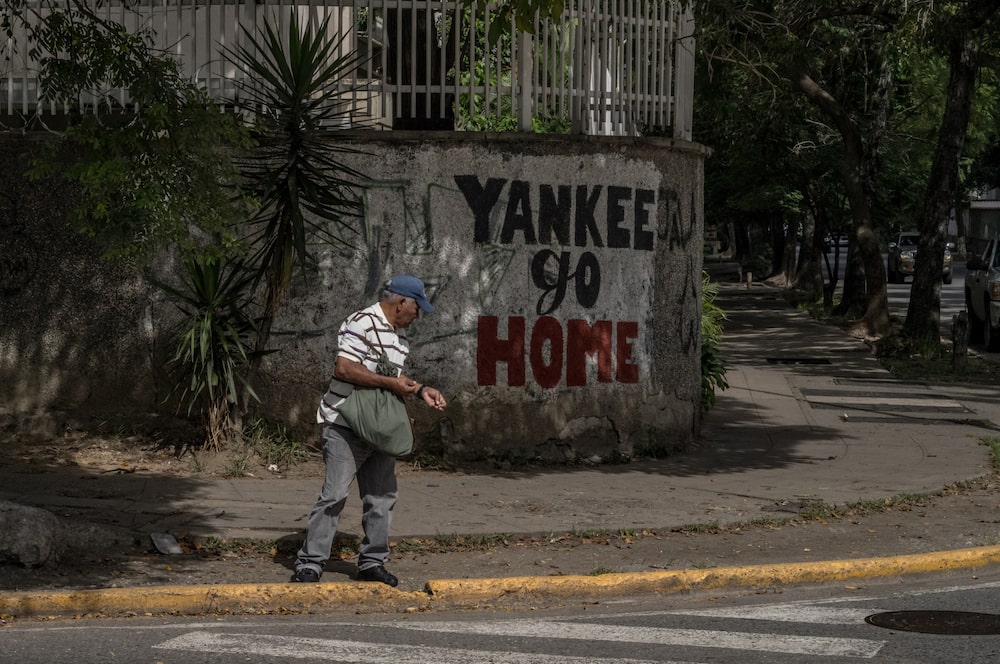 Un peatón pasa por delante de un graffiti anti-estadounidense en una pared de Caracas el 27 de noviembre de 2025. Fuente: Bloomberg Un peatón pasa por delante de un graffiti anti-estadounidense en una pared de Caracas el 27 de noviembre de 2025. Fuente: Bloomberg