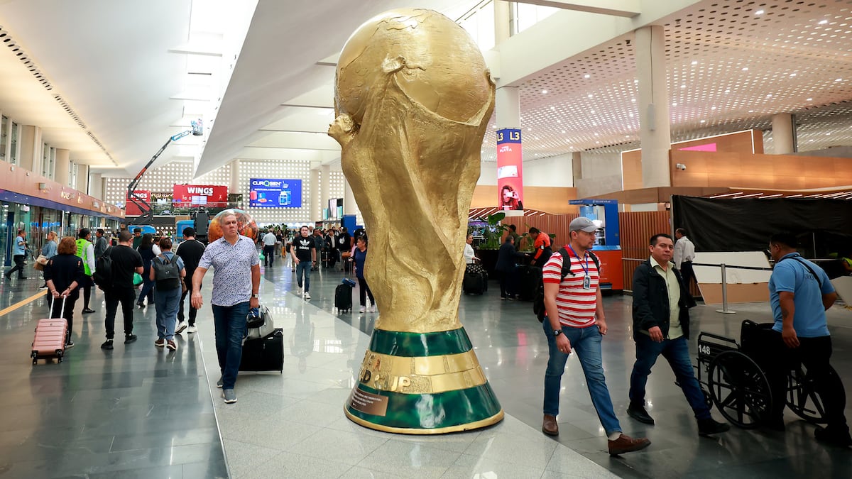 Grupos aeroportuarios lideran caídas en la Bolsa Mexicana tras mostrar tráfico débil en el mes del Mundial