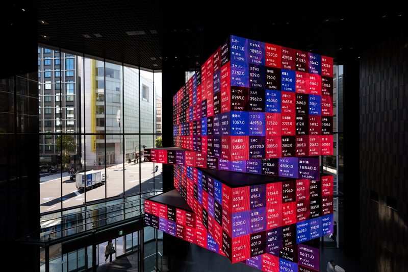 Un tablero electrónico de acciones dentro del edificio Kabuto One en Tokio, Japón, el lunes 21 de noviembre de 2022. Fotógrafo: SeongJoon Cho/Bloomberg Un tablero electrónico de acciones dentro del edificio Kabuto One en Tokio, Japón, el lunes 21 de noviembre de 2022. Fotógrafo: SeongJoon Cho/Bloomberg
