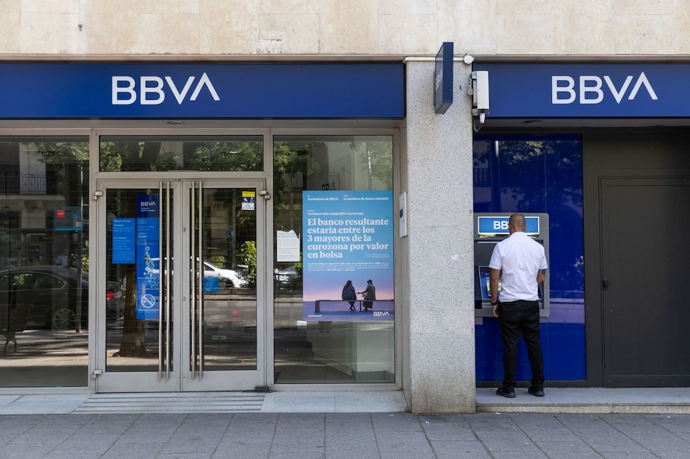 Un cliente utiliza un cajero automático en una sucursal de BBVA en Madrid. Un cliente utiliza un cajero automático en una sucursal de BBVA en Madrid.