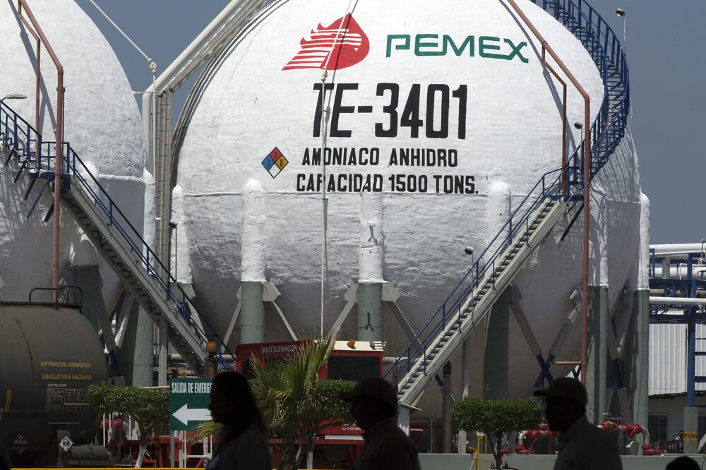 Las siluetas de los asistentes se ven frente a tanques de almacenamiento de amoniaco anhidro durante un evento para celebrar el aniversario de la expropiación de la industria petrolera mexicana en el complejo petroquímico de Petróleos Mexicanos (Pemex) en Cosoleacaque, Veracruz, México, el martes 18 de marzo de 2014. El presidente mexicano, Enrique Peña Nieto, anunció que el gobierno aumentará las inversiones en la petrolera estatal Las siluetas de los asistentes se ven frente a tanques de almacenamiento de amoniaco anhidro durante un evento para celebrar el aniversario de la expropiación de la industria petrolera mexicana en el complejo petroquímico de Petróleos Mexicanos (Pemex) en Cosoleacaque, Veracruz, México, el martes 18 de marzo de 2014. El presidente mexicano, Enrique Peña Nieto, anunció que el gobierno aumentará las inversiones en la petrolera estatal