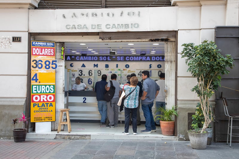 Los clientes hacen cola en una casa de cambio de divisas en Lima, Perú, el viernes 1 de septiembre de 2023. Los clientes hacen cola en una casa de cambio de divisas en Lima, Perú, el viernes 1 de septiembre de 2023.