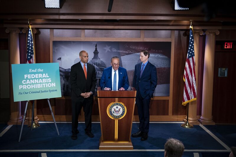El líder de la mayoría del Senado, Chuck Schumer, junto al senador Cory Booker, demócrata de Nueva Jersey, a la izquierda, y el senador Ron Wyden, un demócrata de Oregon, a la derecha, durante una conferencia de prensa en el Capitolio el miércoles 14 de julio de 2021. El líder de la mayoría del Senado, Chuck Schumer, junto al senador Cory Booker, demócrata de Nueva Jersey, a la izquierda, y el senador Ron Wyden, un demócrata de Oregon, a la derecha, durante una conferencia de prensa en el Capitolio el miércoles 14 de julio de 2021.