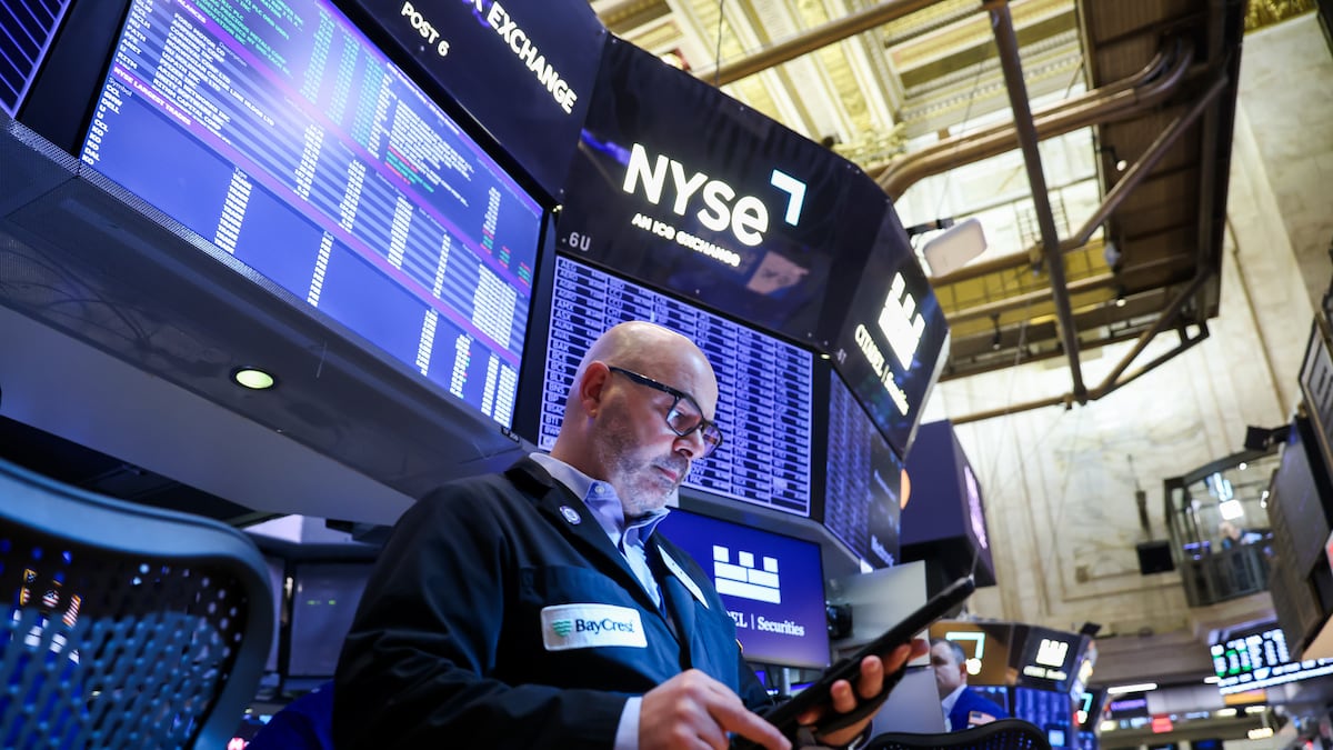 Dow Jones supera 53.000 puntos por primera vez, mientras acciones de chips presionan al Nasdaq