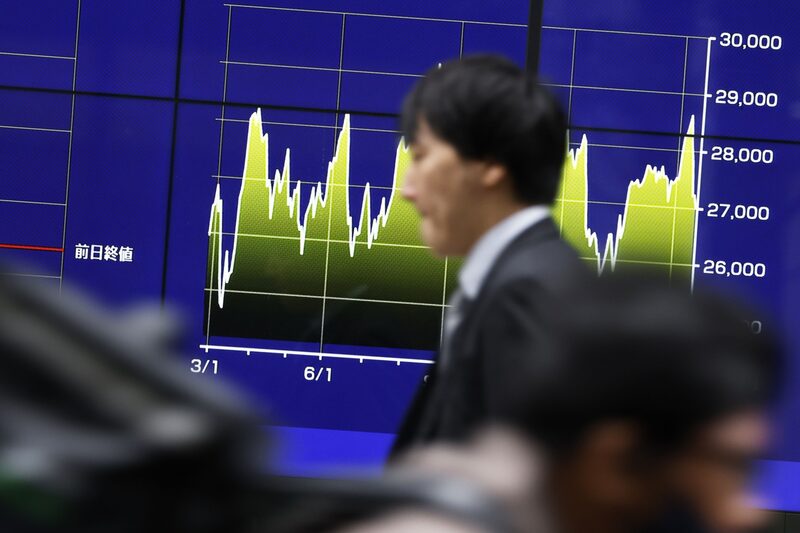 Un tablero electrónico que muestra un gráfico de los movimientos del Nikkei 225 Stock Average fuera de un edificio en Tokio, Japón, el viernes 17 de marzo de 2023. Fotógrafo: Kiyoshi Ota/Bloomberg Un tablero electrónico que muestra un gráfico de los movimientos del Nikkei 225 Stock Average fuera de un edificio en Tokio, Japón, el viernes 17 de marzo de 2023. Fotógrafo: Kiyoshi Ota/Bloomberg
