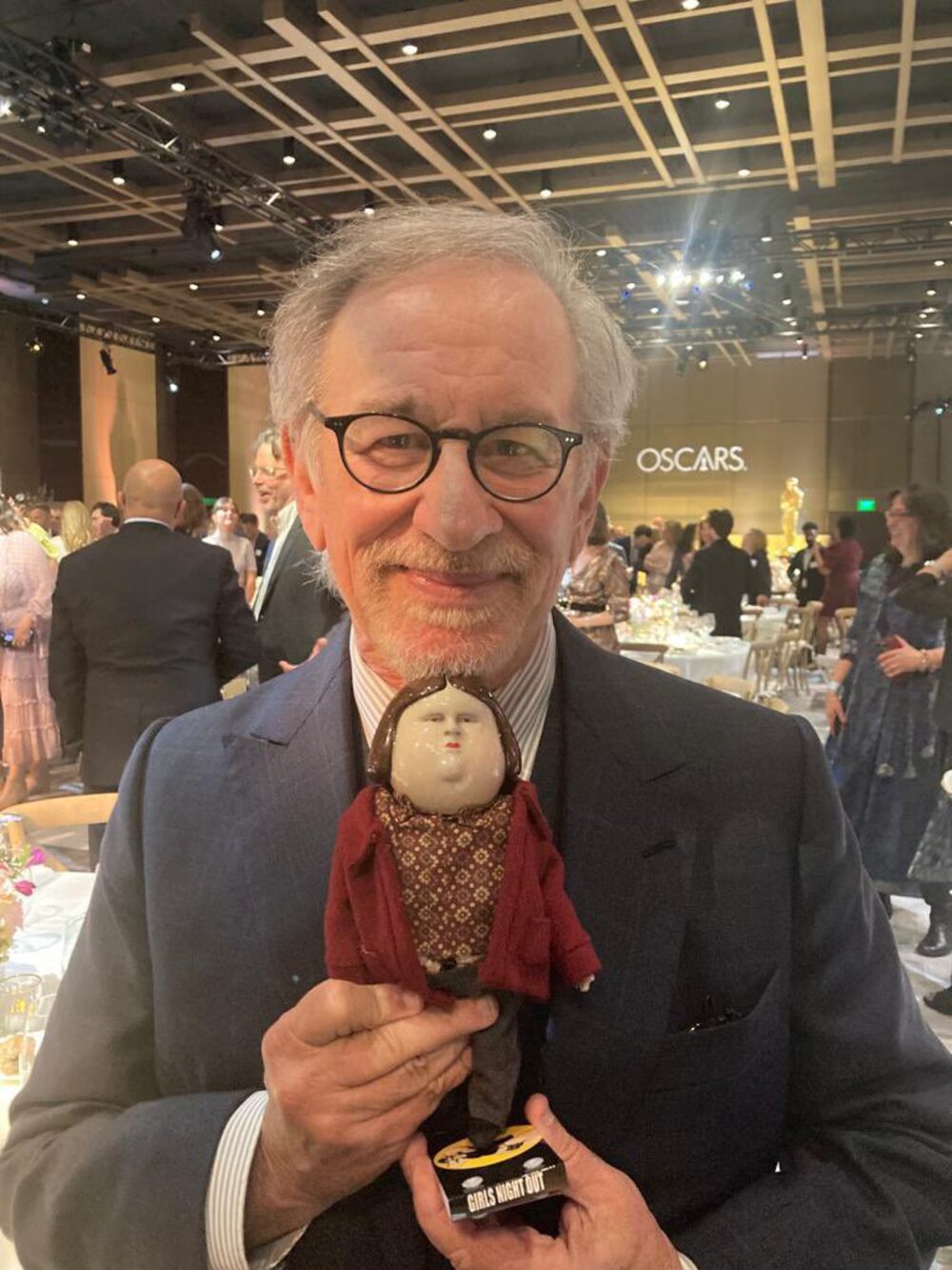 Steven Spielberg con marioneta de Ingrid Olderöck, la exagente de la Dina que inspiró el cortometraje chileno Bestia nominado a los Premios Oscar 2022. Steven Spielberg con marioneta de Ingrid Olderöck, la exagente de la Dina que inspiró el cortometraje chileno Bestia nominado a los Premios Oscar 2022.