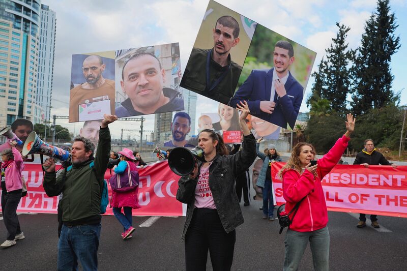 Hamás dice que liberará a los rehenes en la fecha prevista y mantendrá el alto al fuego. Hamás dice que liberará a los rehenes en la fecha prevista y mantendrá el alto al fuego.