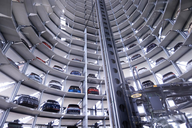 Aunque esto supuso un gran paso adelante, Volkswagen aún se quedó corta respecto a las medidas más drásticas por las que había presionado la dirección, incluido el cierre de múltiples plantas alemanas. Aunque esto supuso un gran paso adelante, Volkswagen aún se quedó corta respecto a las medidas más drásticas por las que había presionado la dirección, incluido el cierre de múltiples plantas alemanas.