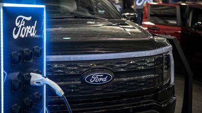 Mercado de carros elétricos vai encolher pela metade com Trump, diz CEO da Ford Mercado de carros elétricos vai encolher pela metade com Trump, diz CEO da Ford