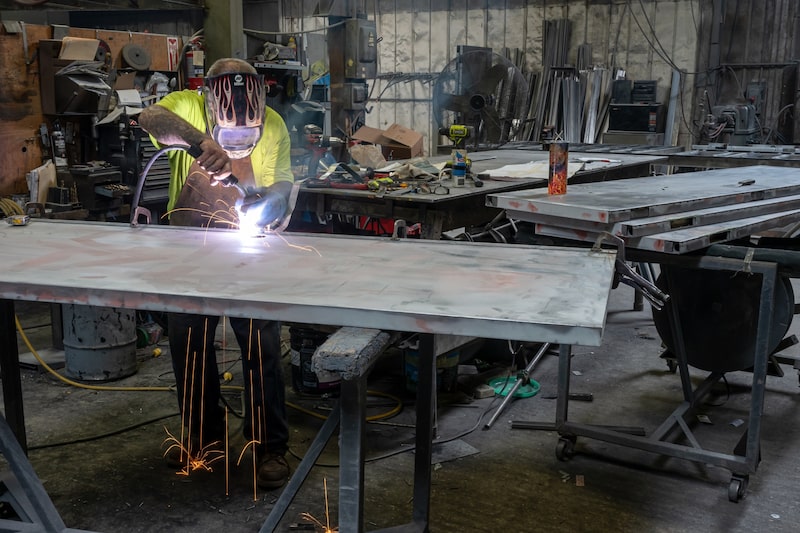 Un trabajador suelda con arco una puerta metálica durante el proceso de producción en una planta de fabricación de Sacramento, California. Fotógrafo: David Paul Morris/Bloomberg Un trabajador suelda con arco una puerta metálica durante el proceso de producción en una planta de fabricación de Sacramento, California. Fotógrafo: David Paul Morris/Bloomberg