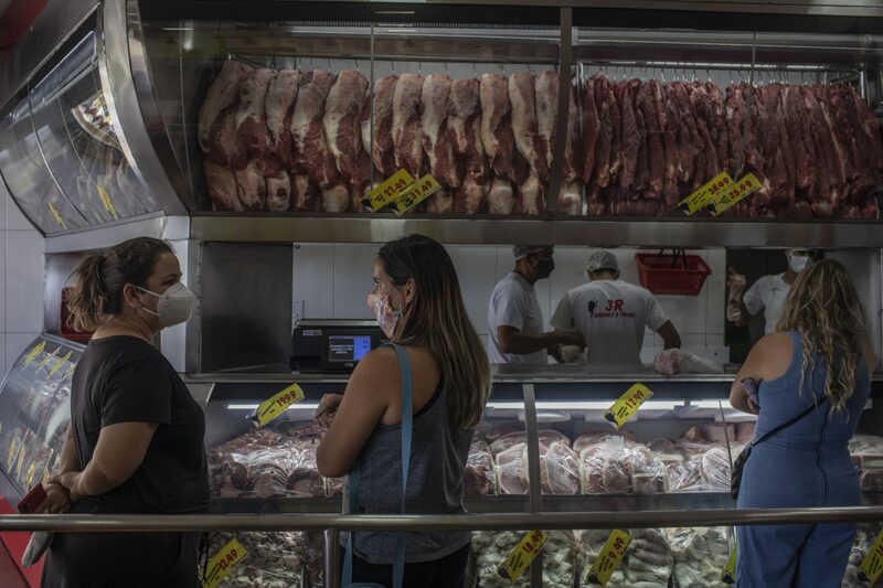 Los tres países que más le compraron carne de res a Colombia en el primer semestre de 2021 fueron Chile, Hong Kong y Líbano. Los tres países que más le compraron carne de res a Colombia en el primer semestre de 2021 fueron Chile, Hong Kong y Líbano.