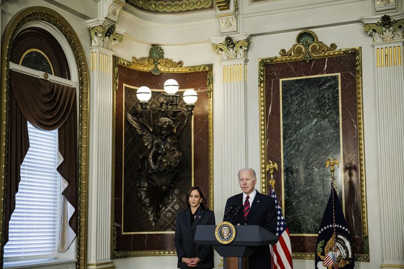 El presidente de EE.UU., Joe Biden, habla antes de firmar la H.R. 2471, la "Ley de Asignaciones Consolidadas, 2022", con la vicepresidenta de EE.UU., Kamala Harris, a la izquierda, en la Sala de Tratados Indios de la Casa Blanca en Washington, D.C., EE.UU., el martes 15 de marzo de 2022. Fotógrafo: Samuel Corum/Bloomberg El presidente de EE.UU., Joe Biden, habla antes de firmar la H.R. 2471, la "Ley de Asignaciones Consolidadas, 2022", con la vicepresidenta de EE.UU., Kamala Harris, a la izquierda, en la Sala de Tratados Indios de la Casa Blanca en Washington, D.C., EE.UU., el martes 15 de marzo de 2022. Fotógrafo: Samuel Corum/Bloomberg