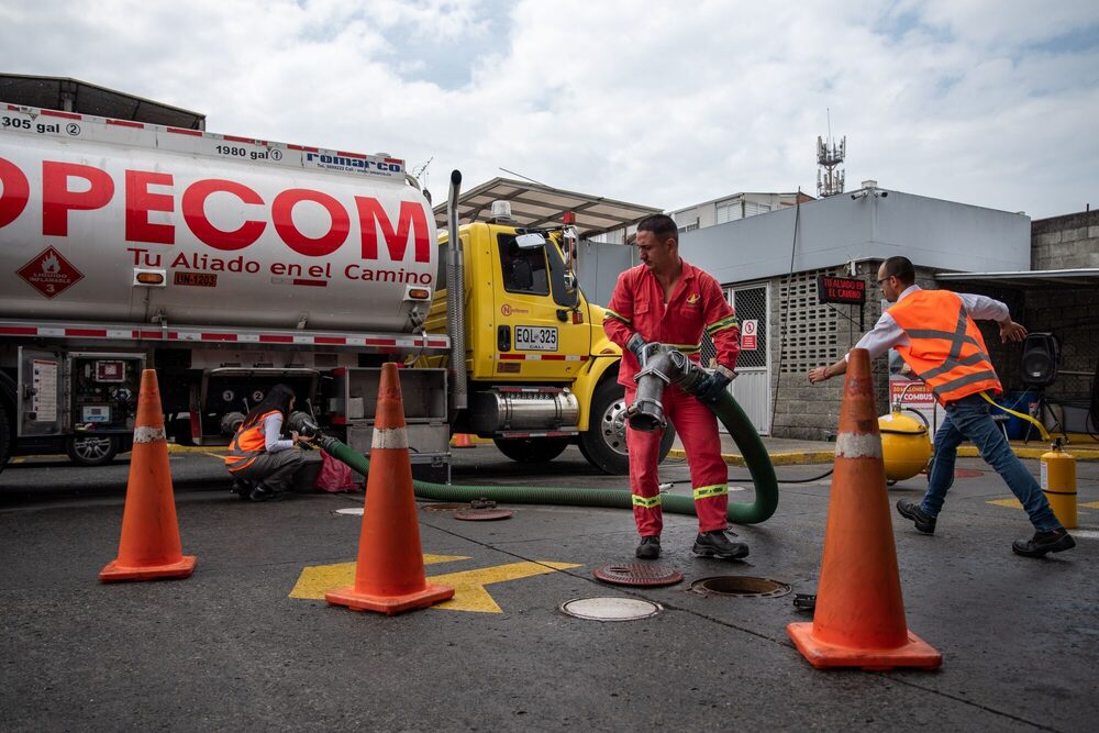 La compañía, que cuenta con más 2.000 centros de servicio a nivel nacional, también tiene a su cargo la mayor parte de la distribución de combustible a aeropuertos. La compañía, que cuenta con más 2.000 centros de servicio a nivel nacional, también tiene a su cargo la mayor parte de la distribución de combustible a aeropuertos.