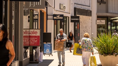 Confianza del consumidor en EE.UU. cae por presión de precios y mercado laboral Confianza del consumidor en EE.UU. cae por presión de precios y mercado laboral