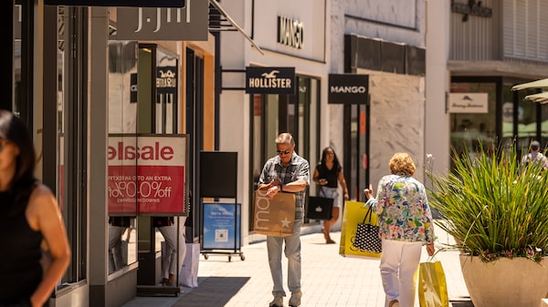 La confianza del consumidor en EE.UU. cae por primera vez en tres meses La confianza del consumidor en EE.UU. cae por primera vez en tres meses