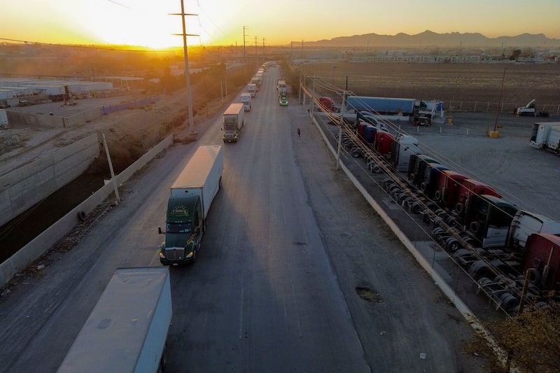 Caminhões aguardam na fila no porto de entrada da Ponte Internacional Ysleta-Zaragoza, na fronteira EUA-México em Juarez: equipe de Trump estuda aumentos graduais de tarifas de cerca de 2% a 5% por mês (Foto: David Peinado) Caminhões aguardam na fila no porto de entrada da Ponte Internacional Ysleta-Zaragoza, na fronteira EUA-México em Juarez: equipe de Trump estuda aumentos graduais de tarifas de cerca de 2% a 5% por mês (Foto: David Peinado)