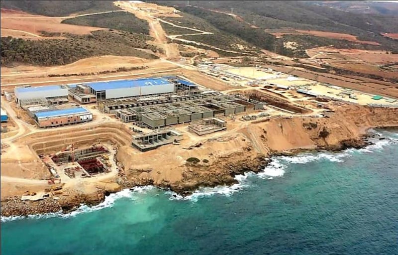 Instalações de dessalinização da Argélia, que planeja gastar US$ 5,4 bilhões para aumentar a capacidade de gerar água potável Instalações de dessalinização da Argélia, que planeja gastar US$ 5,4 bilhões para aumentar a capacidade de gerar água potável