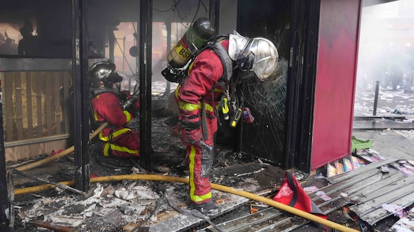 França enfrenta consequências dos protestos contra custo de vida em todo o país França enfrenta consequências dos protestos contra custo de vida em todo o país